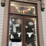 Kuvataidekoulu joulukalenteri-ikkuna kartonkigrafiikka enkeleitä
