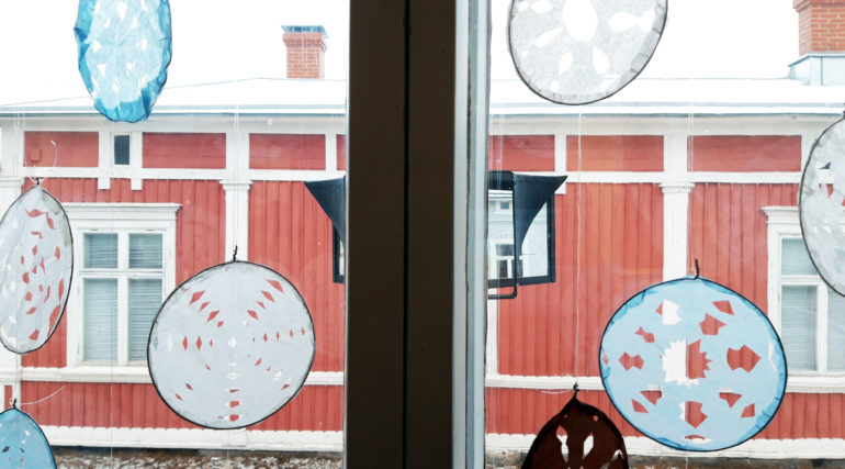 Kuvataidekoulun joulukalenteri-ikkuna Tammelassa