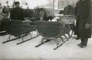 Vanha mustavalkoinen valokuva reistä lumisella aukealla.