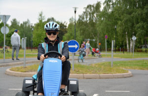 Alvar Oras istuu polkuauton kyydissä Rauman liikennepuistossa.
