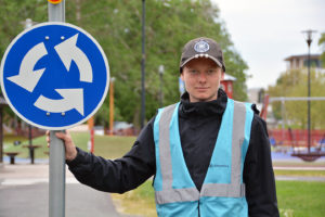 Anton Kieloniemi nojaa liikennemerkkiin Rauman liikennepuistossa.