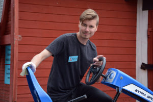 Niko Nurmi puhdistaa polkuautoa Rauman liikennepuistossa.