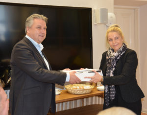 Rauman kaupungin talousjohtaja Fredrik Lindström luovutti sotainvalidien merkit Lions Clubilaisille. Kilvet vastaanotti Lions Club Fänikk-edustaja Heidi Kehusmaa. 