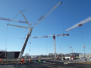 Karin kampuksen rakennustyömaan nosturit toukokuussa 2022.