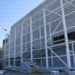 Kampuksen liikuntahallin poistumisportaan teräsrunko.