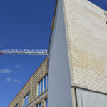 Rappauspintaa kampuksen seinässä.