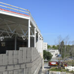 Kampuksen uimahallin katsomon seinustaa.