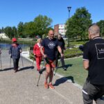 Esko Poikela sauvakävelijöiden kanssa, Jarno Elo kuvaa.