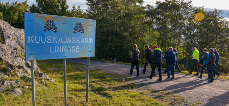 Kuuskajaskarin linnake kyltti.