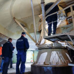 Kuuskajaskarin tykin tarkastusta.