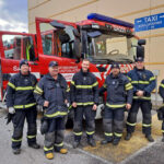 Lapin vapaapalokuntalaisia ja paloauto.