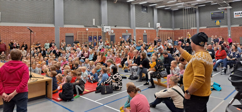 Lapsia seuraamassa Maltti ja Valtti -showta Lapin liikuntahallissa.
