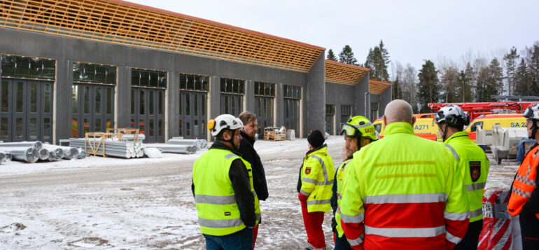 Henkilöstön vierailu paloasemalla.