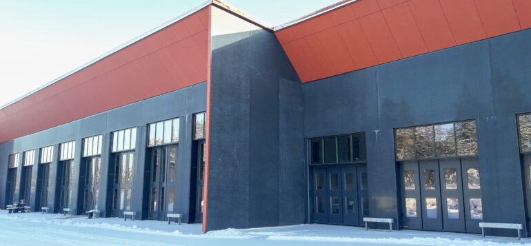 Rauman uuden paloaseman julkisivu helmikuussa 2023.