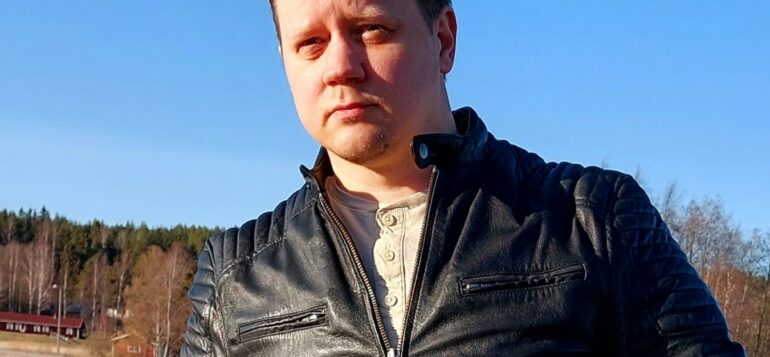 Ohjaaja ja käsikirjoittaja Tony Heino.