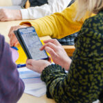 Mnuu huki -kehittämistyöpaja, kartan tarkastelua puhelimella.