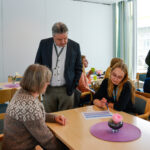 Mnuu huki -kehittämistyöpaja, Fredrik Lindström ja Camilla Pihlman keskustelemassa ehdotuksen tekijän kanssa.