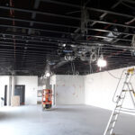 Asennustöitä Karin kampuksen sisätiloissa.