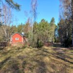 Mökkirakennuksen pihaa.