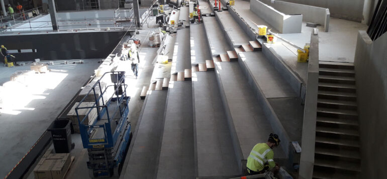 Uuden uimahallin katsomo.