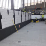 Uudessa uimahallissa tehdään laatoitustöitä.