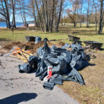 Kerättyjä roskia Otanlahdessa.