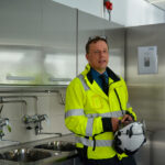 Asemamestari Marko Toivio uuden paloaseman tiloissa.