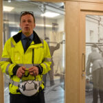 Asemamestari Marko Toivio uuden paloaseman toimistotiloissa.