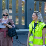 Toimittaja ja ensihoidon edustaja uuden paloaseman edustalla 24.5. mediakierroksella.