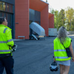 Marko Toivio ja Heidi Mannila uuden paloaseman pihassa.