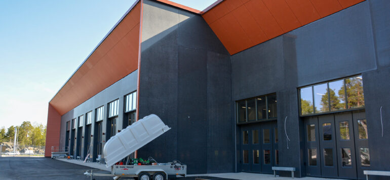 Rauman uuden paloaseman julkisivua.