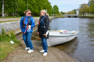 Soutuvenettä testailemassa idean esittäjä Anna Isoheiko (oik.) ja hänen äitinsä Pirjo Rakkolainen.