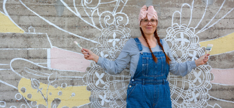 Taiteilija Anna-Kaisa Juhola toteuttaa Pitsisiivet-seinämuraalin Rauman vesitornin seinään.