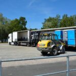 Bajamajojen siirtoa Raumanmeren Juhannus -festivaalin alueella.