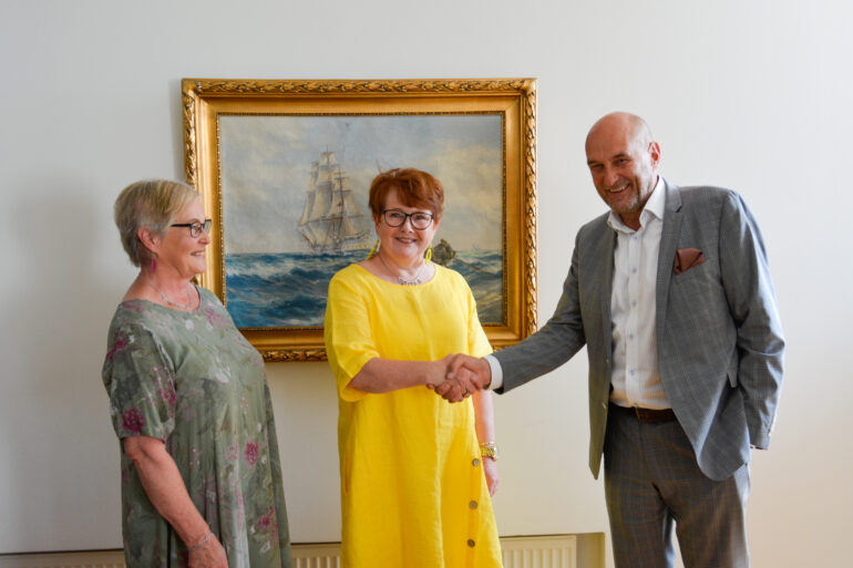 Esko Poikela ja Rauman Työväen Naiskuoron edustajat Anitta Heikkinen ja Hanna-Leena Grönroos.