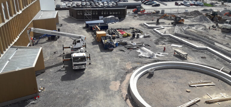 Karin kampuksen piha-alue, jossa muun muassa pyöreä ministadion.