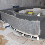 Uuden uimahallin poreallas rakenteilla.