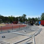 Erilaisia rakennusputkia ja kalustoa Otanlahden urheilukentän laidalla.