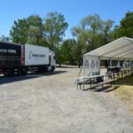 Telttakatos ja rekka Raumanmeren Juhannus -festivaalin alueella.