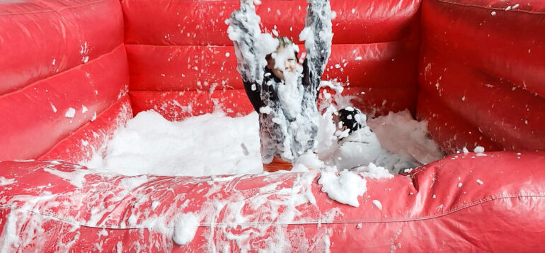 Ohjelmanurkan vaahtobileet Out of School -tapahtumassa.