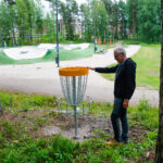 Vs. liikuntatoimenjohtaja Ari Rajamäki esittelemässä Pyynpään lähiliikuntapaikan uusia frisbeegolfkoreja.