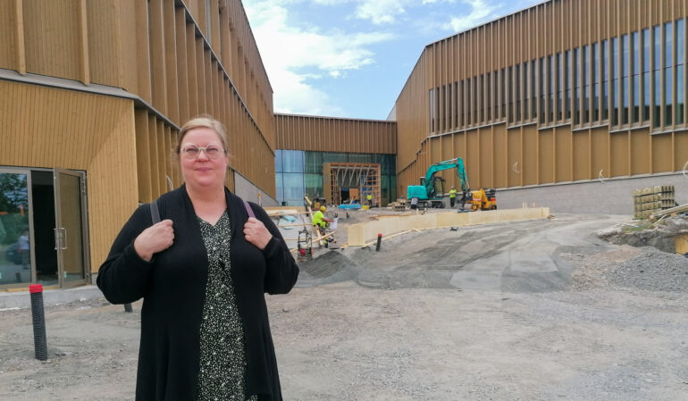 Taiteilija Anne Meskanen-Barman Karin kampuksen sisääntulopihan edustalla.
