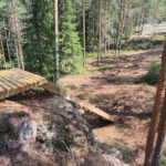 Portaikkoa ja maastoa Lapin frisbeegolfradalla.