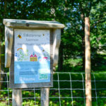 Laidunalueen yhteydessä on luonnon monimuotoisuuden edistämisestä kertova kyltti.