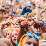 Tapahtumayleisöä Savilassa.