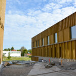 Kampuksen pääsisäänkäynnin edustalla tehdään laatoitustöitä.