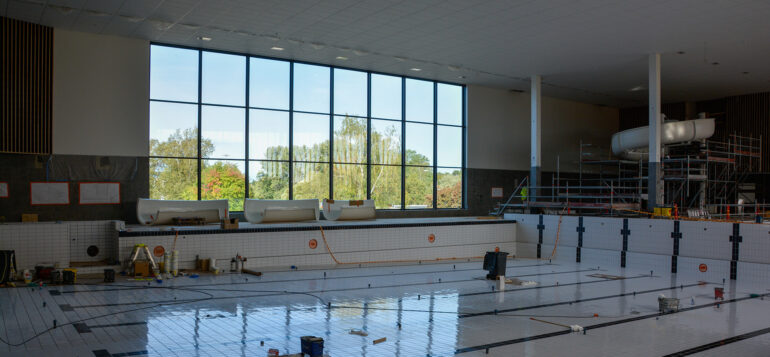 Uuden uimahallin iso allastila laatoitettuna.
