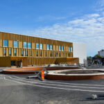 Karin kampuksen julkisivu ja pihaa.