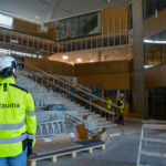 Kampuksen aulatilassa tehdään asennustöitä.