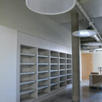 Kampuksen kouluosalla on lokeroita muun muassa kenkien säilytykseen.